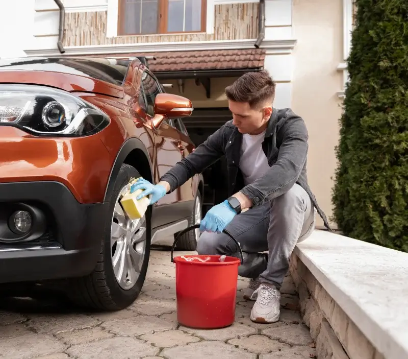 Lavage auto à domicile Cailloux-sur-Fontaines : professionnel intervenant sur un véhicule